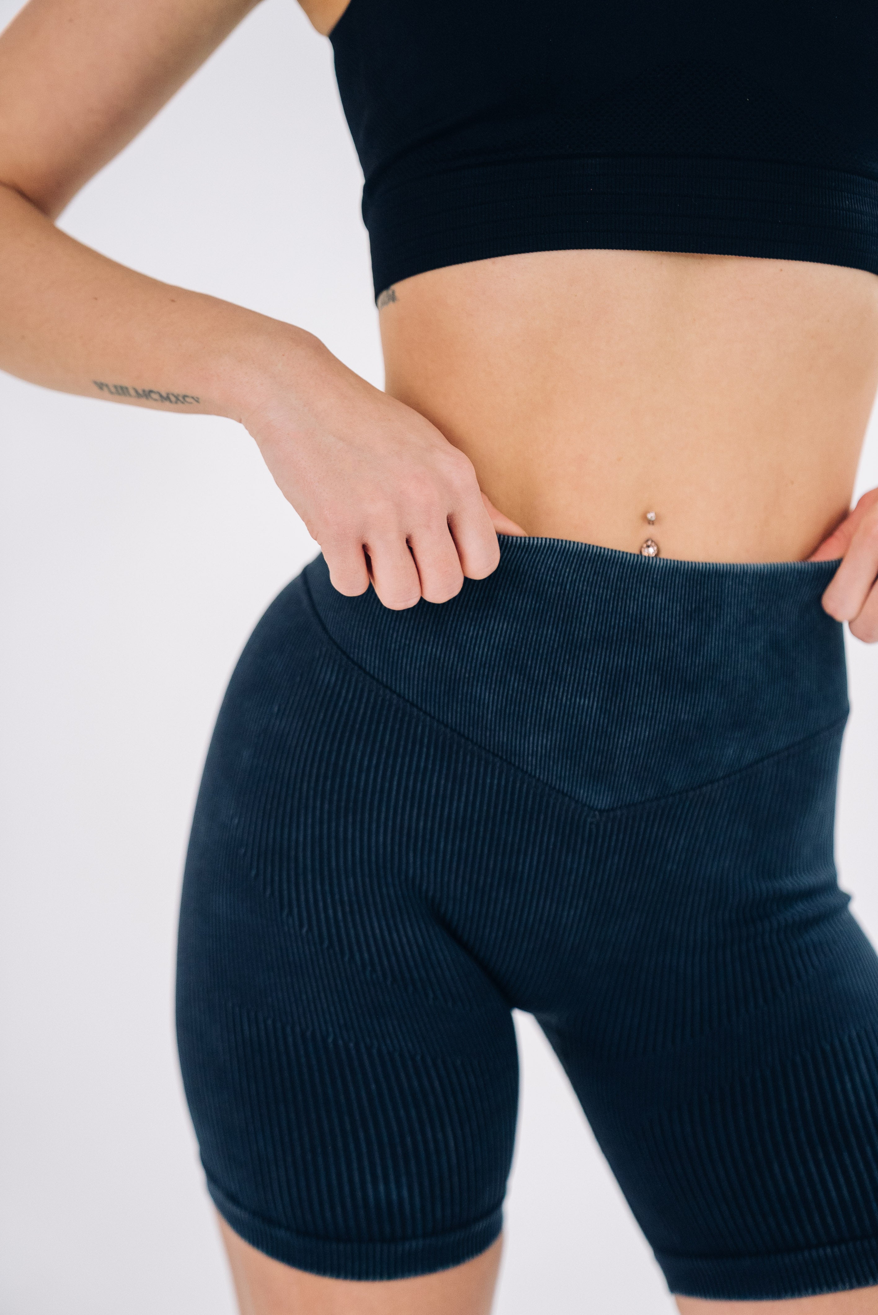 Prime Scrunch Short in Schwarz