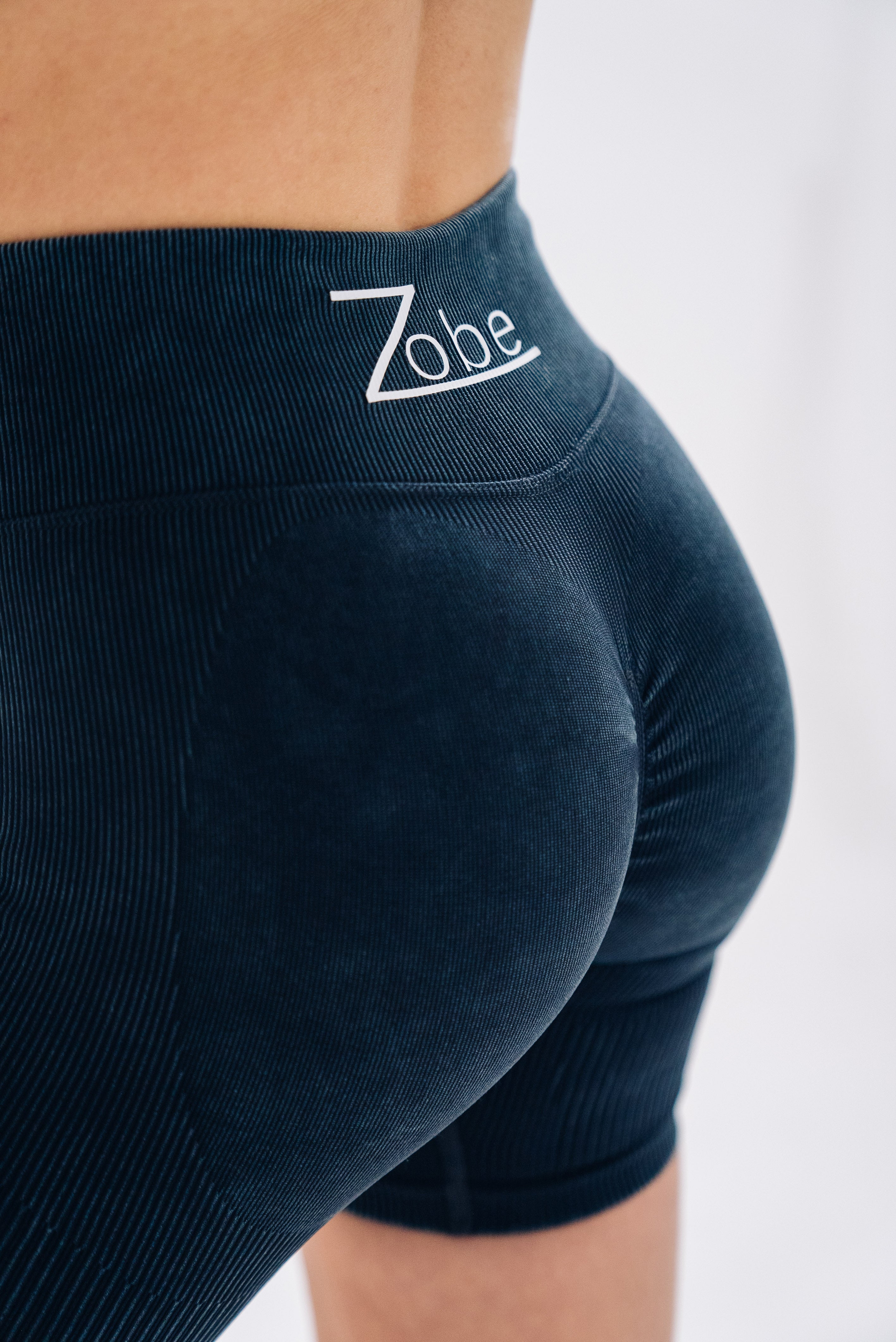 Prime Scrunch Short in Schwarz