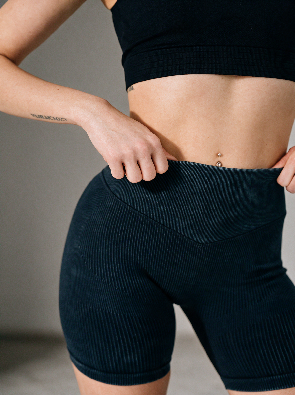 Prime Scrunch Short in Schwarz