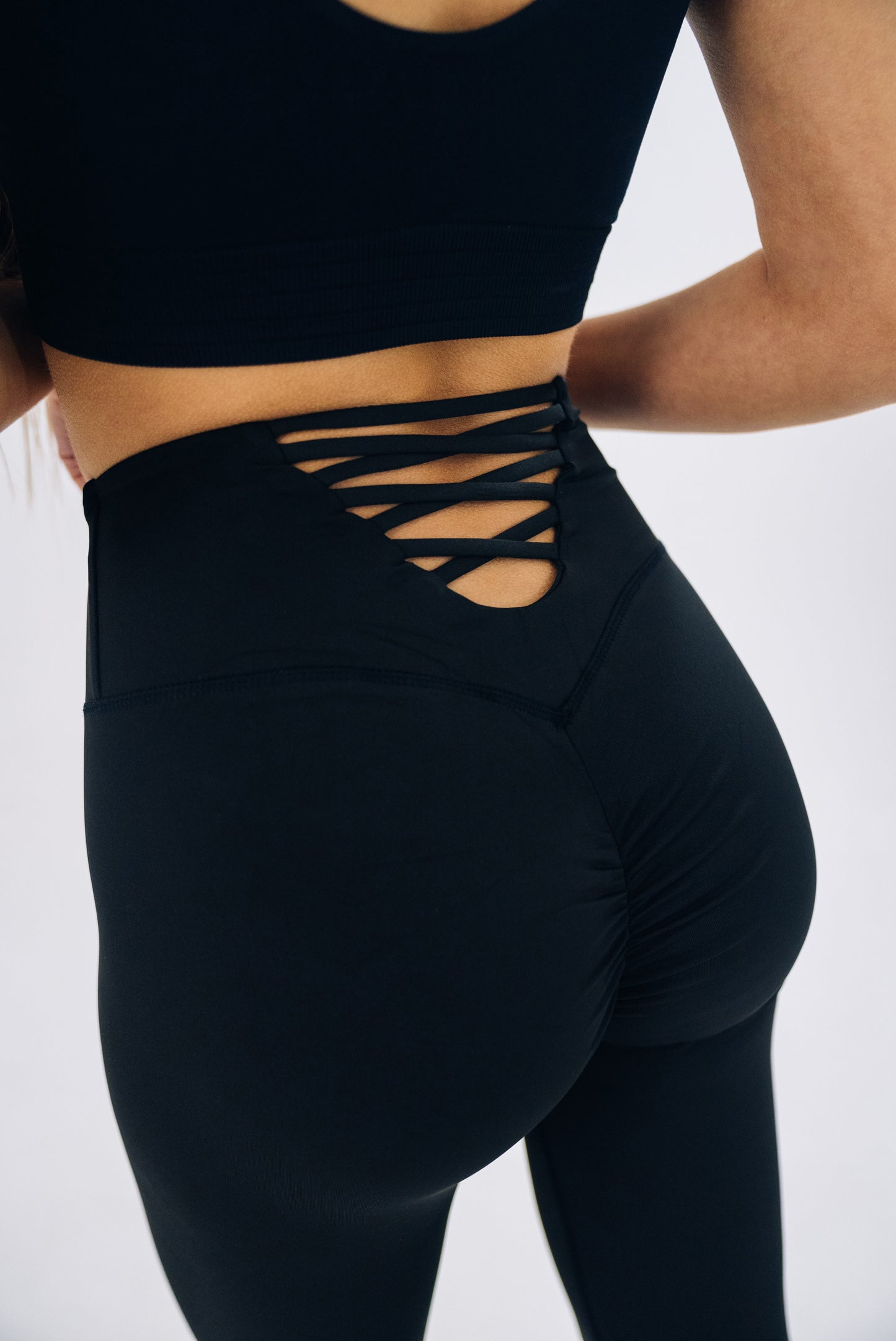 Backlace Scrunch Leggings in Schwarz