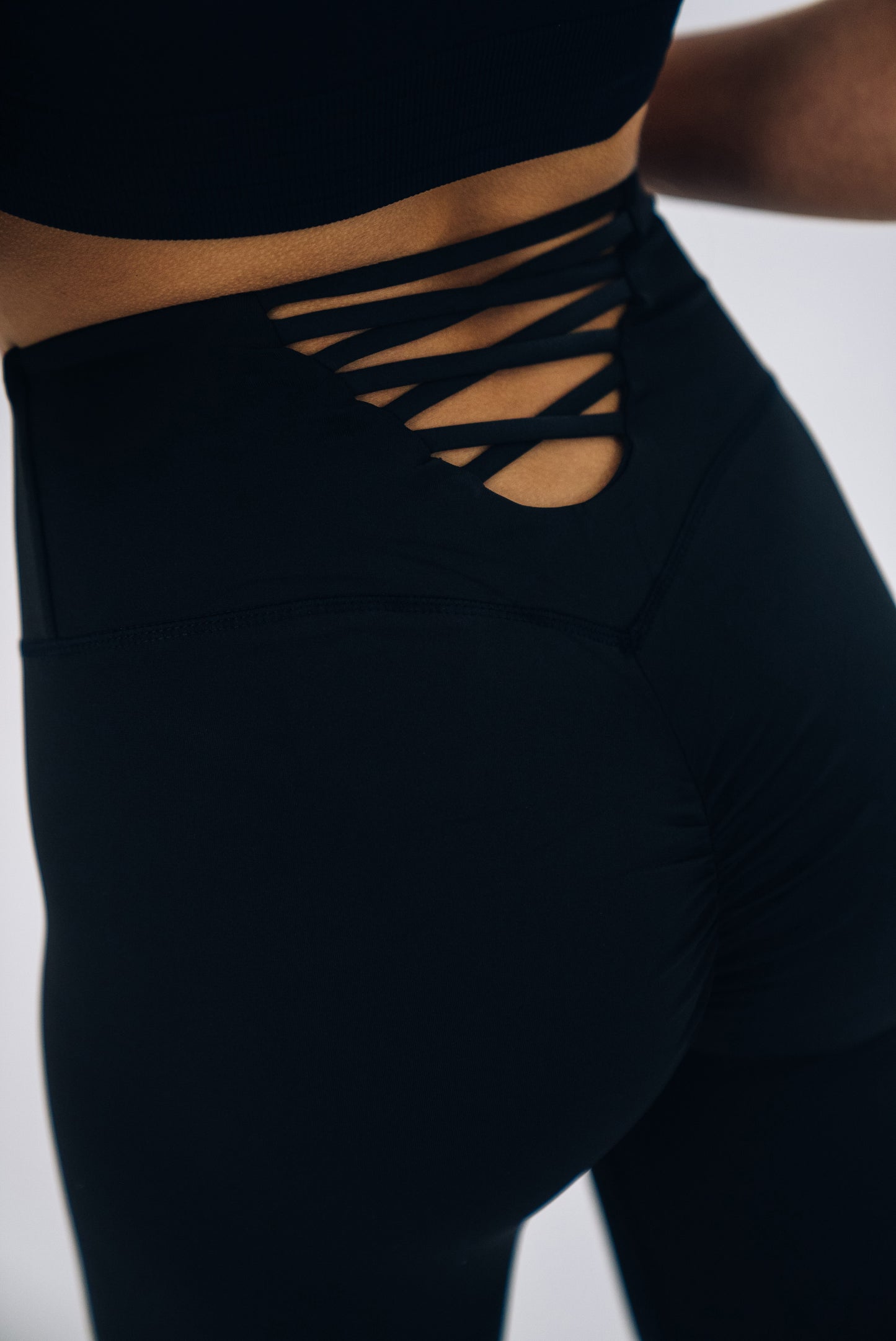 Backlace Scrunch Leggings in Schwarz