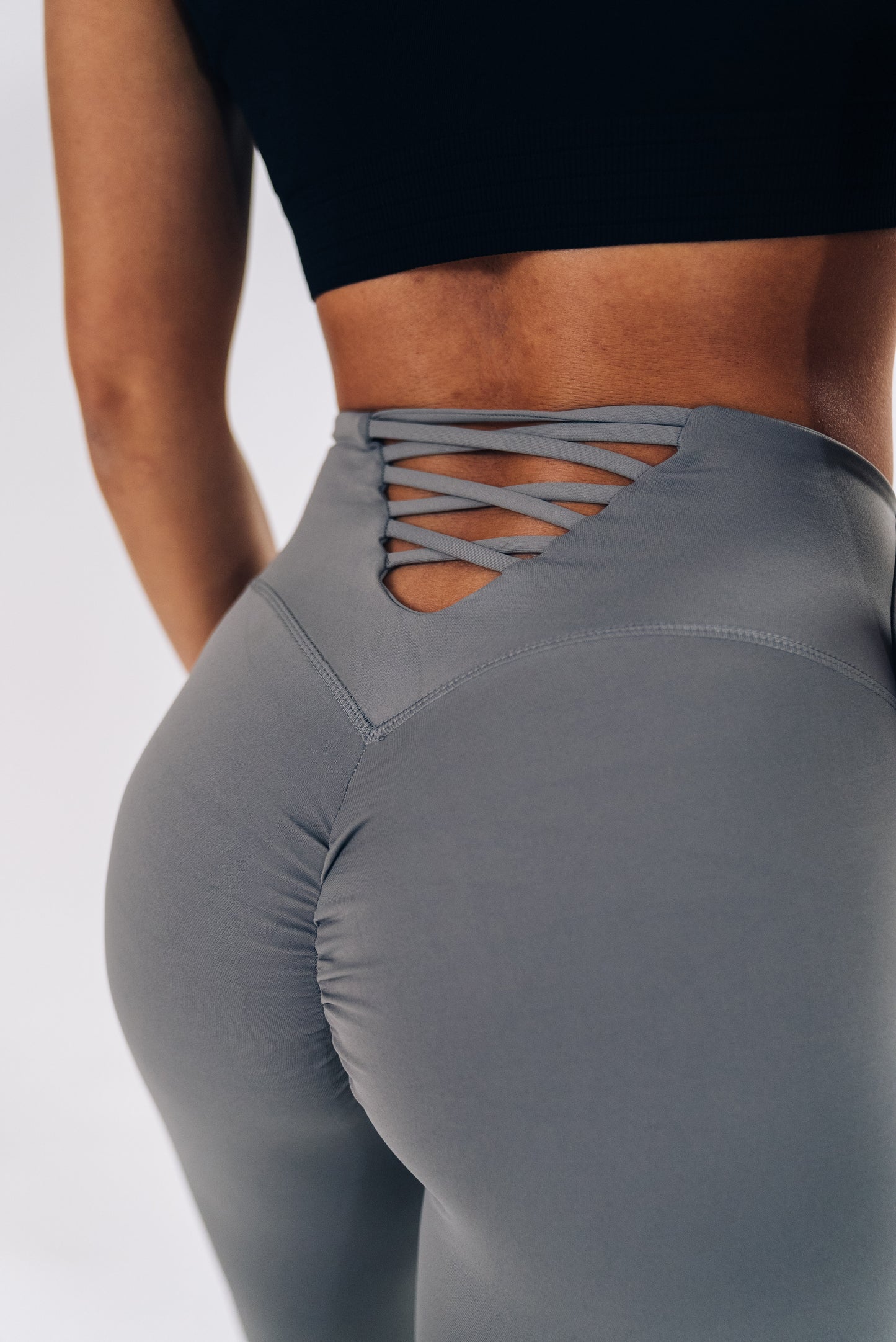 Backlace Scrunch Leggings in Grau