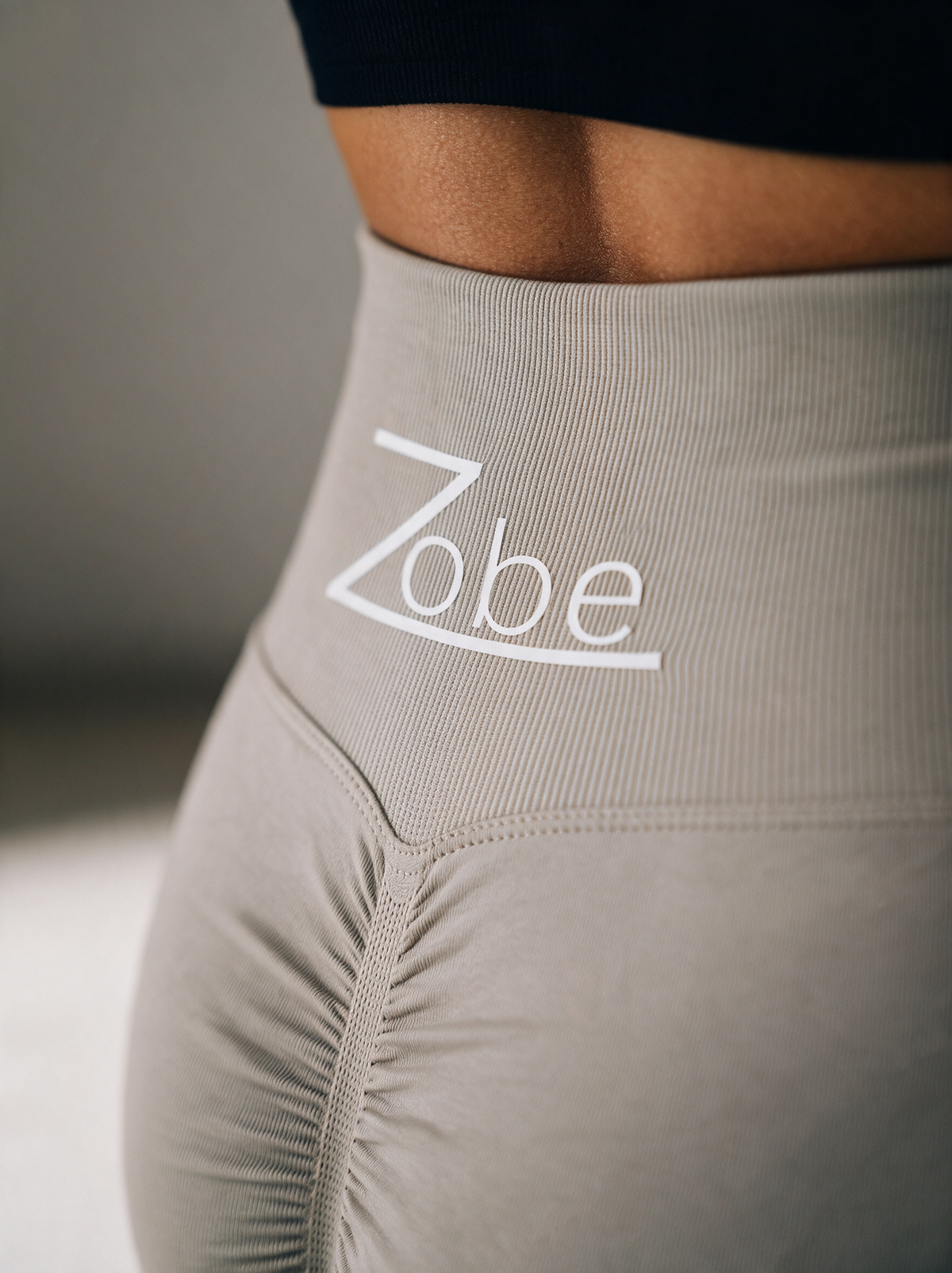 Scrunch Leggings in Sand-Grau