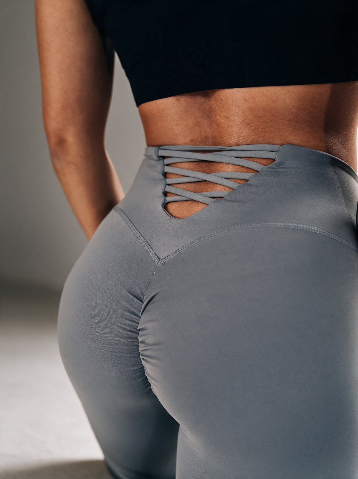 Backlace Scrunch Leggings in Grau