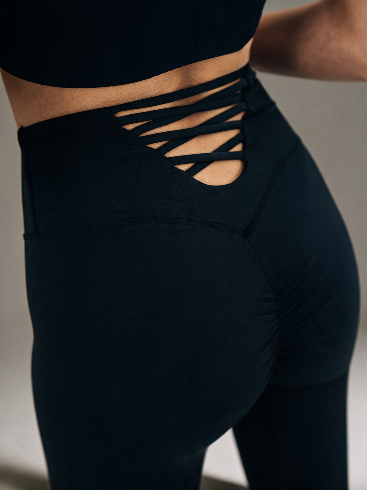Backlace Scrunch Leggings in Schwarz